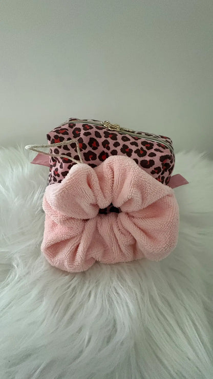 Fleur de douche artisanale rose avec cordon doré assortie à une trousse à maquillage aux motifs léopards.