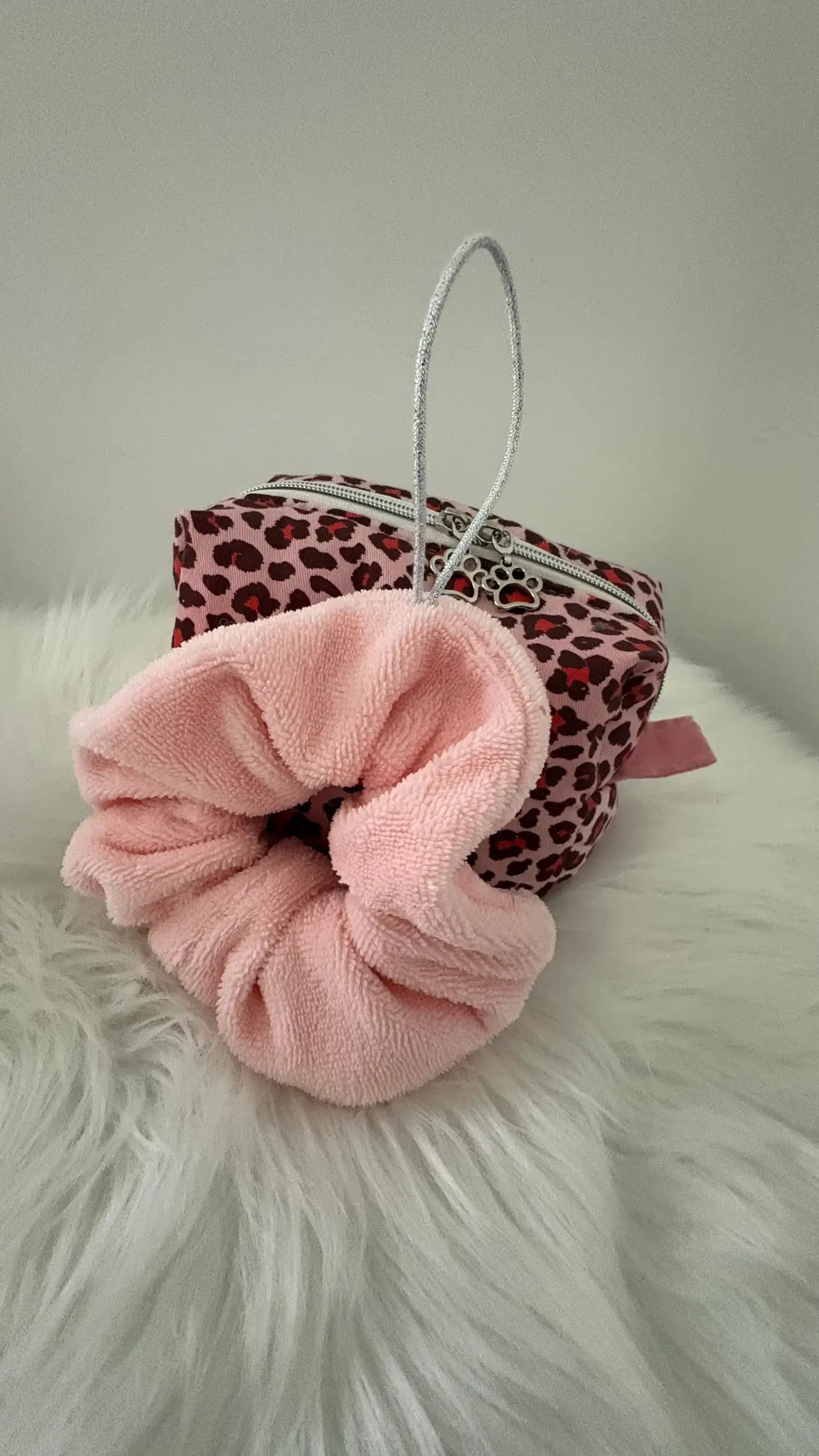 Fleur de douche artisanale rose avec cordon argenté assortie à une trousse à maquillage aux motifs léopards.