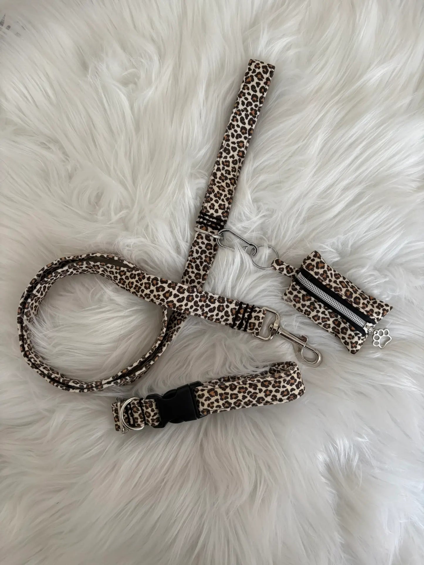 Ensemble laisse, collier et distributeur de sacs à crottes pour chien fait main, en motifs léopard beige