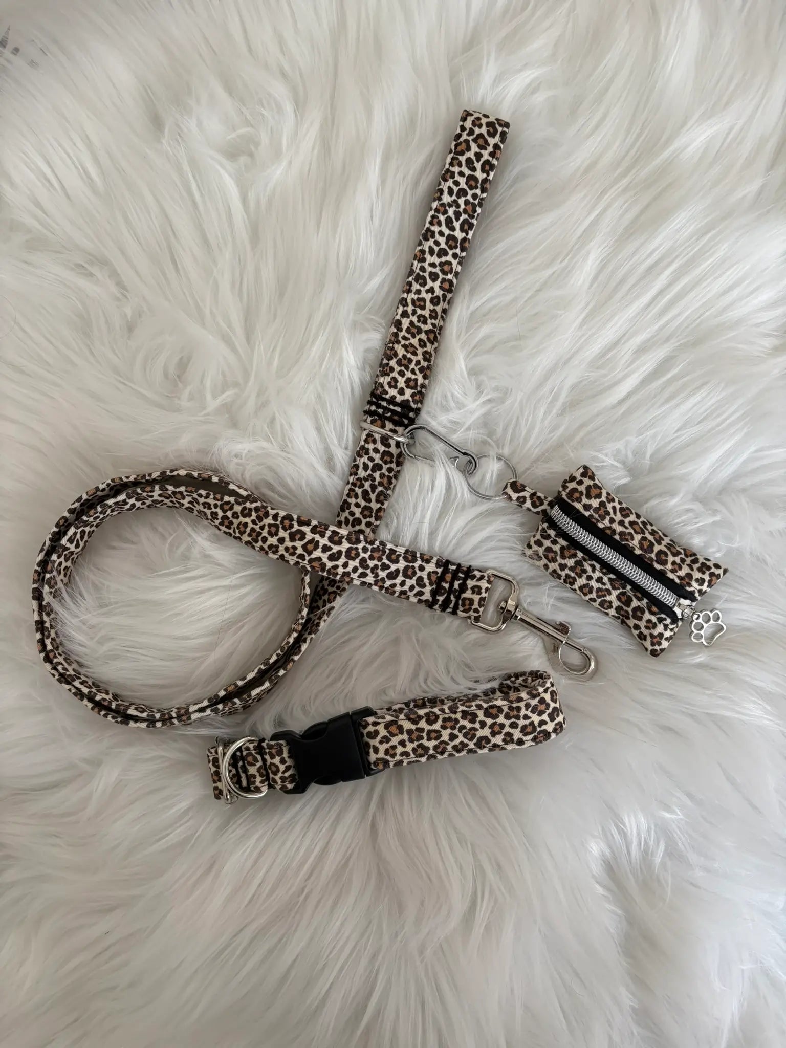 Ensemble laisse, collier et distributeur de sacs à crottes pour chien fait main, en motifs léopard beige