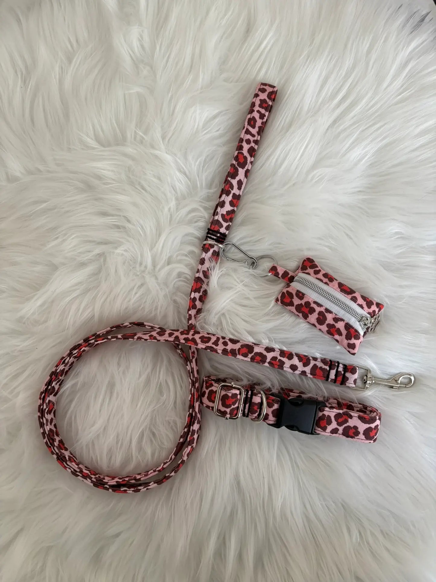Ensemble laisse, collier et distributeur de sacs à crottes pour chien fait main, en motifs léopard rouge