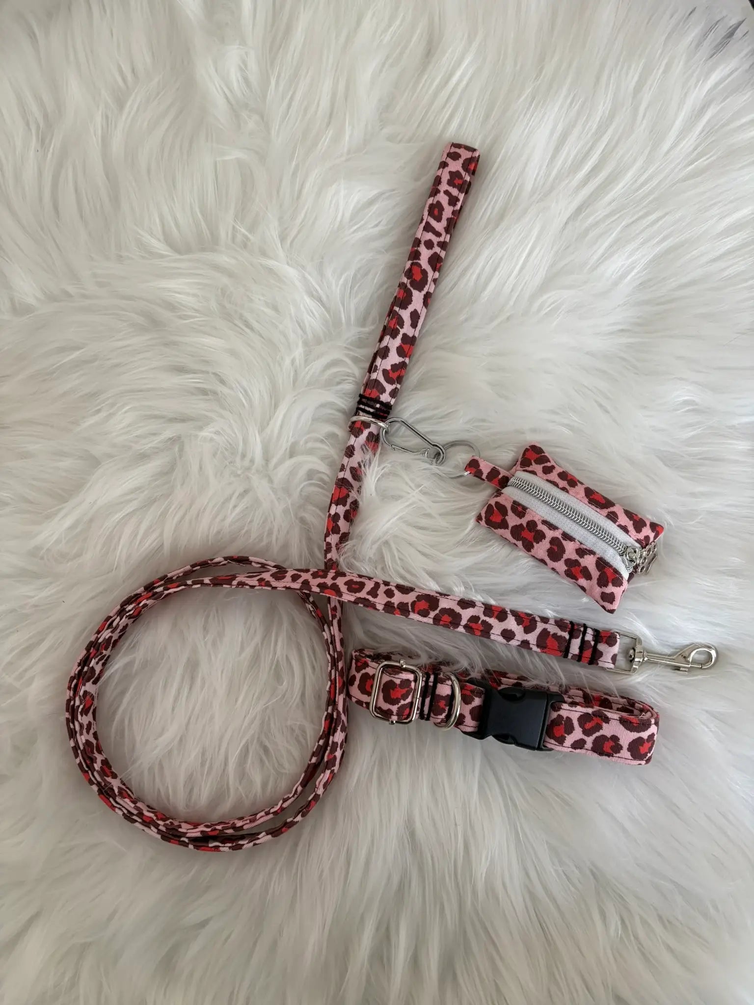 Ensemble laisse, collier et distributeur de sacs à crottes pour chien fait main, en motifs léopard rouge