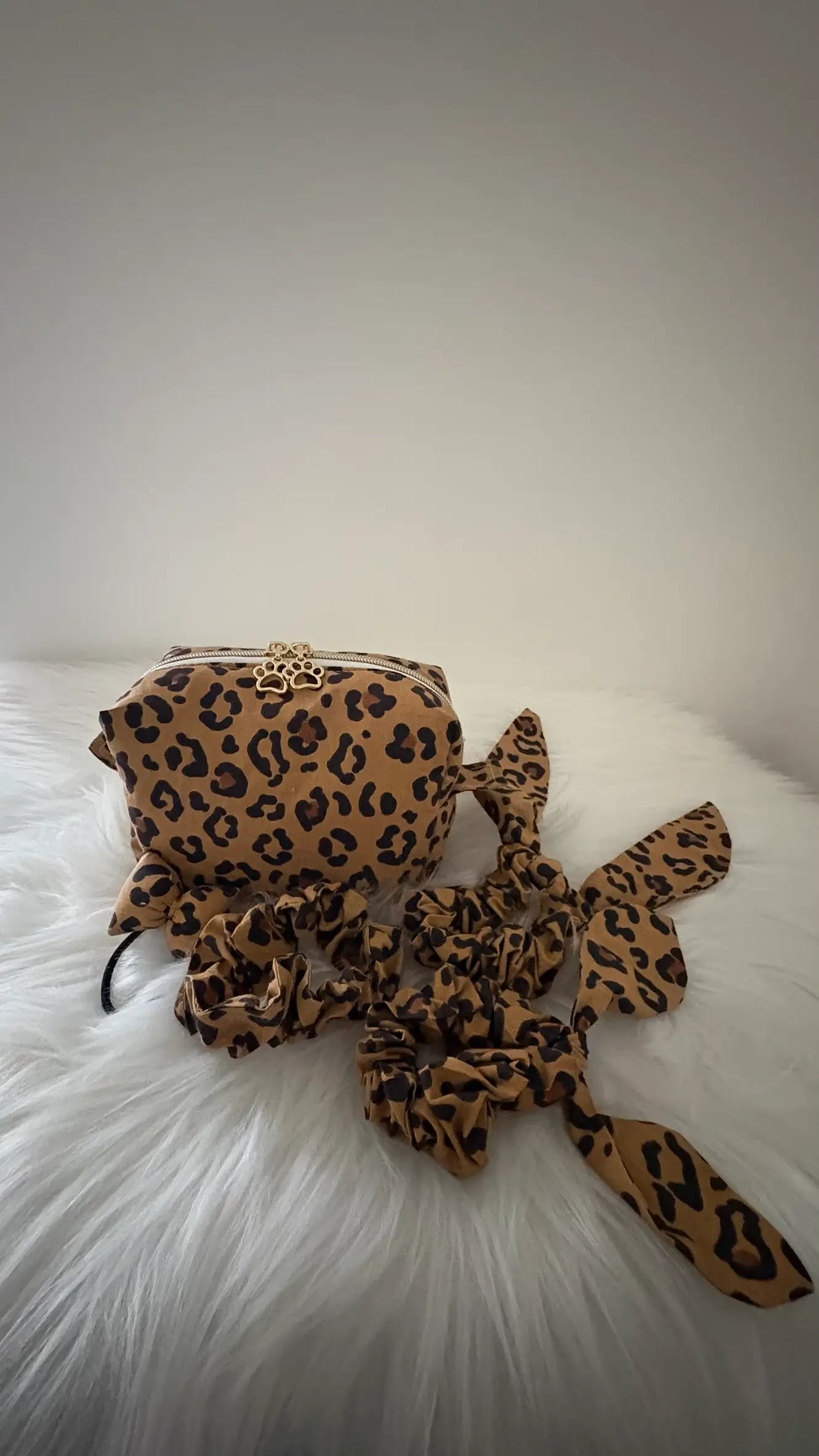 Ensemble fait main comprenant une trousse à maquillage aux motifs léopards marrons avec des accessoires cheveux assortis à composer