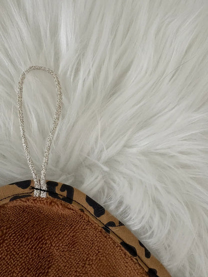 Zoom sur le cordon doré de l'essuie-pattounes pour chien et chat, pour pouvoir le suspendre facilement