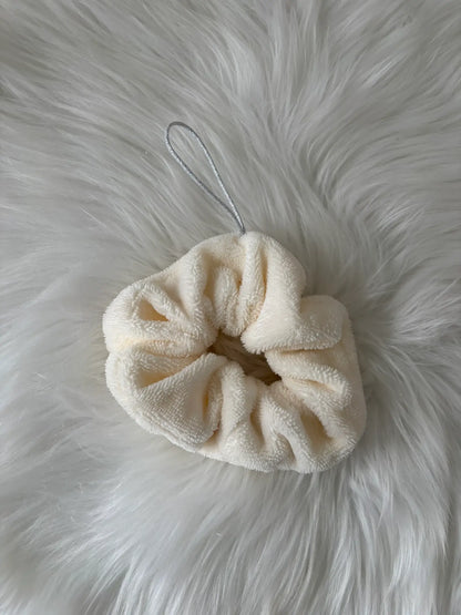 Fleur de douche artisanale écrue en éponge de bambou avec cordon argenté