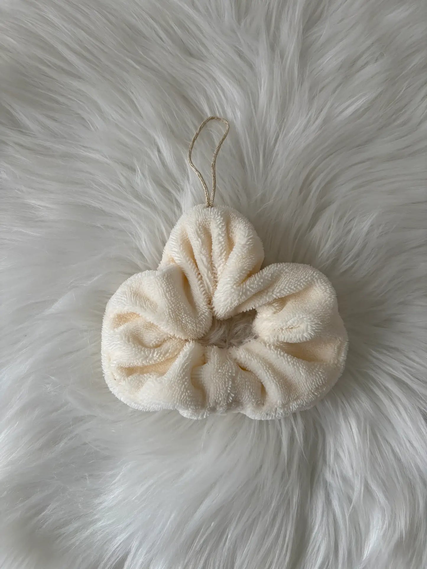 Fleur de douche artisanale écrue en éponge de bambou avec cordon doré