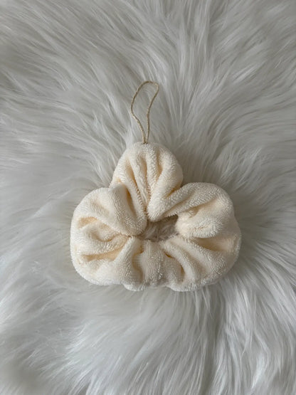 Fleur de douche artisanale écrue en éponge de bambou avec cordon doré