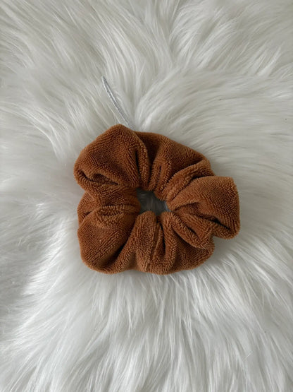 Fleur de douche artisanale marron en éponge de bambou avec cordon argenté