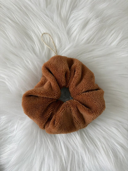 Fleur de douche artisanale marron en éponge de bambou avec cordon doré