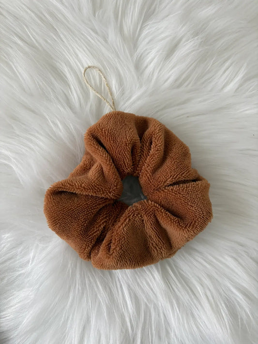 Fleur de douche artisanale marron en éponge de bambou avec cordon doré