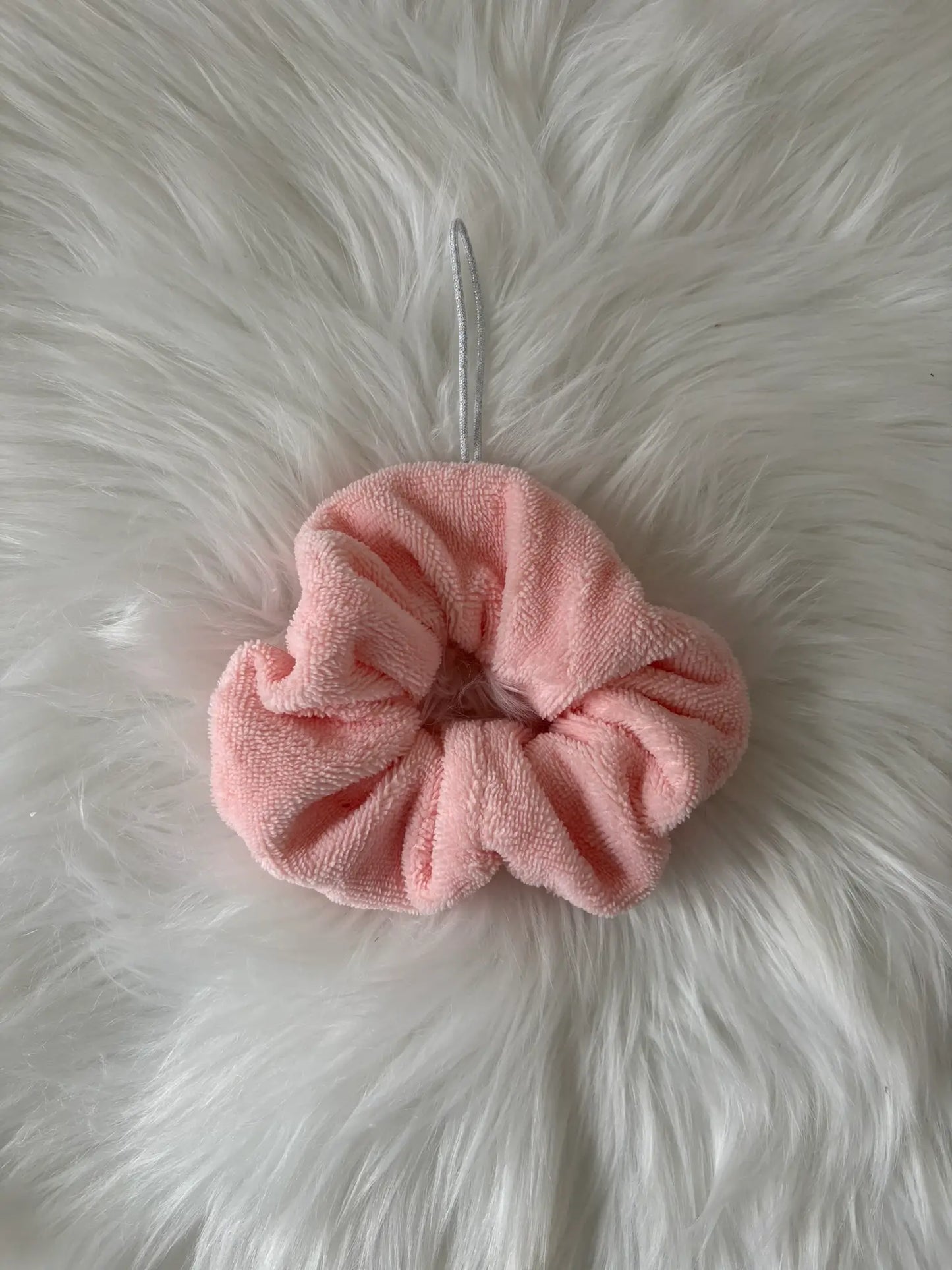 Fleur de douche artisanale rose en éponge de bambou avec cordon argenté