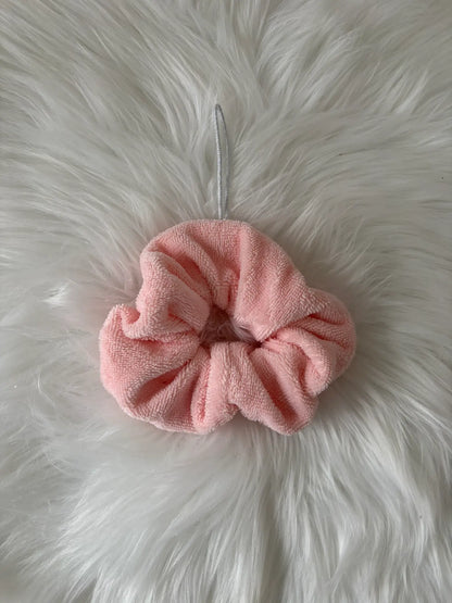 Fleur de douche artisanale rose en éponge de bambou avec cordon argenté