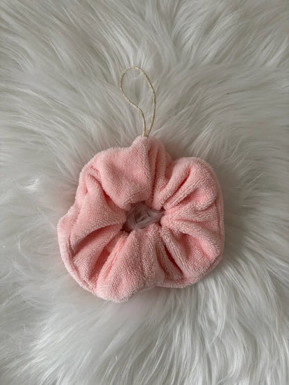 Fleur de douche artisanale rose en éponge de bambou avec cordon doré