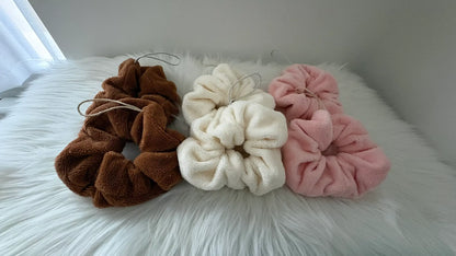 Collection de nos fleurs de douche artisanales en coloris marron, écru et rose