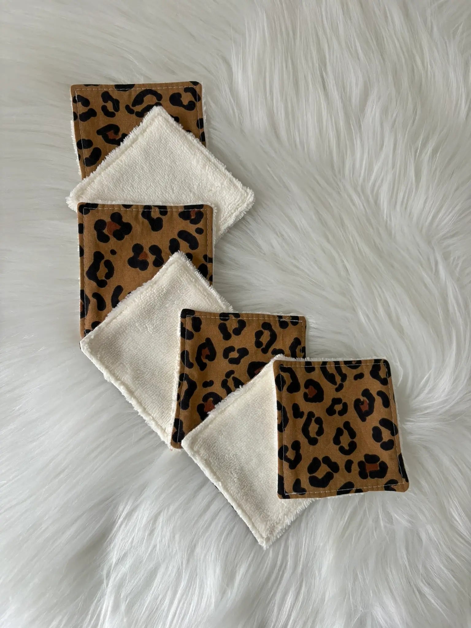 Lingettes démaquillantes carrées aux motifs léopards marrons en éponge de bambou certifiée OekoTex Standard 100