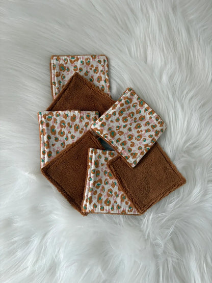 Lingettes démaquillantes carrées aux motifs léopards jaunes et marrons en éponge de bambou certifiée OekoTex Standard 100