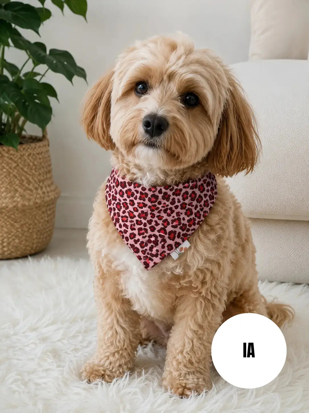 Photo d'un chien générée par une IA de notre bandana à insérer par le collier fait main aux motifs rouges léopard