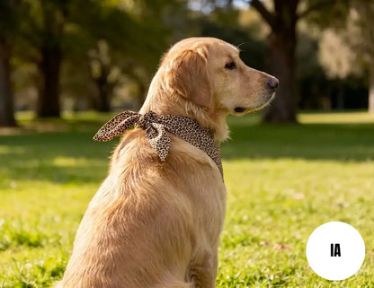 Photo générée par une IA d'un chien portant notre bandana à nouer fait main aux motifs léopard beige vue de dos