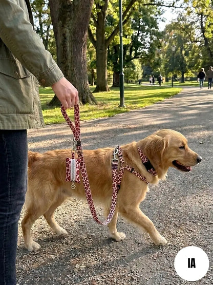 Photo générée par une IA d'un chien se promenant avec son maître avec notre laisse, notre collier et notre distributeur de sacs à crottes artisanaux aux motifs léopard rouge