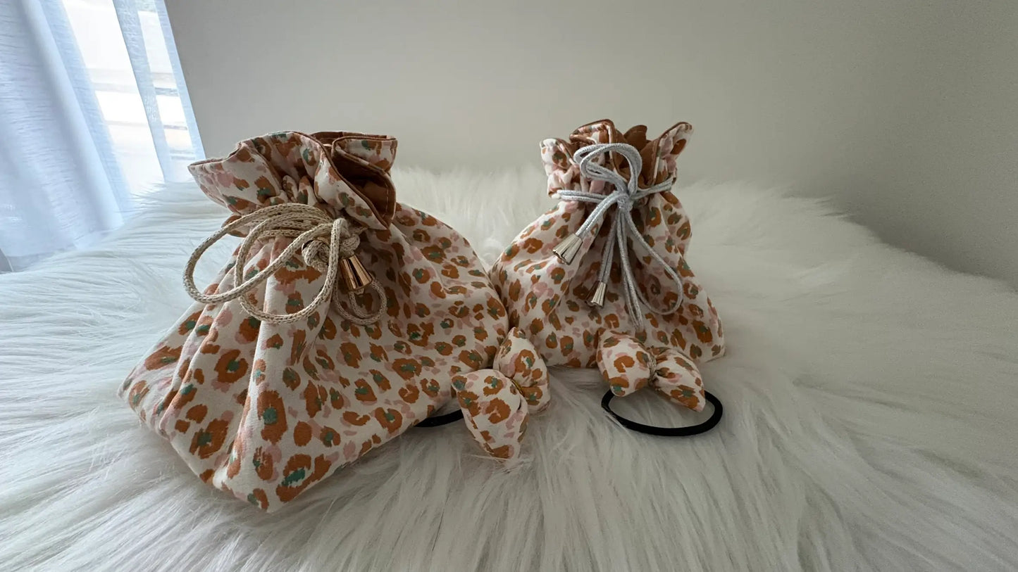 Duo de pochons à motifs léopards jaunes et marrons, avec cordons argentés ou dorés, au choix