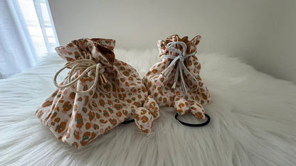 Duo de pochons à motifs léopards jaunes et marrons, avec cordons argentés ou dorés, au choix