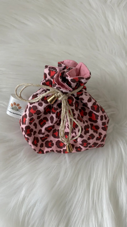 Pochon aux motifs léopards roses et rouges fait main, cordon doré