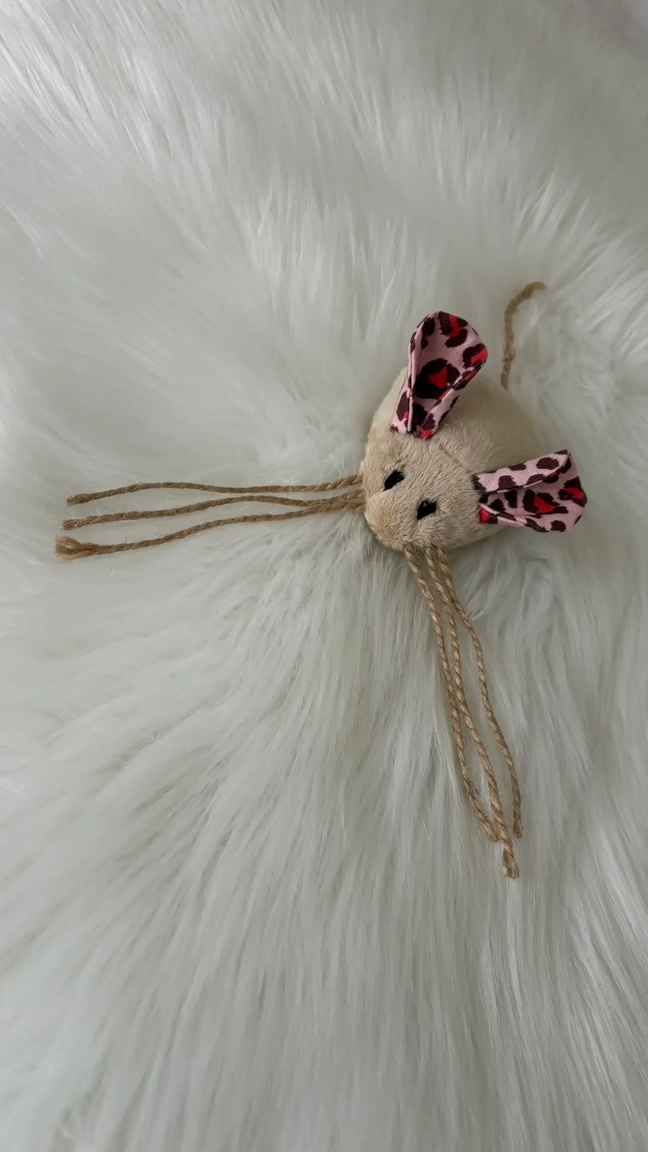 Lily la souris jouet pour chat avec ou sans herbes à chat artisanale  beige avec des oreilles léopard roses et rouges