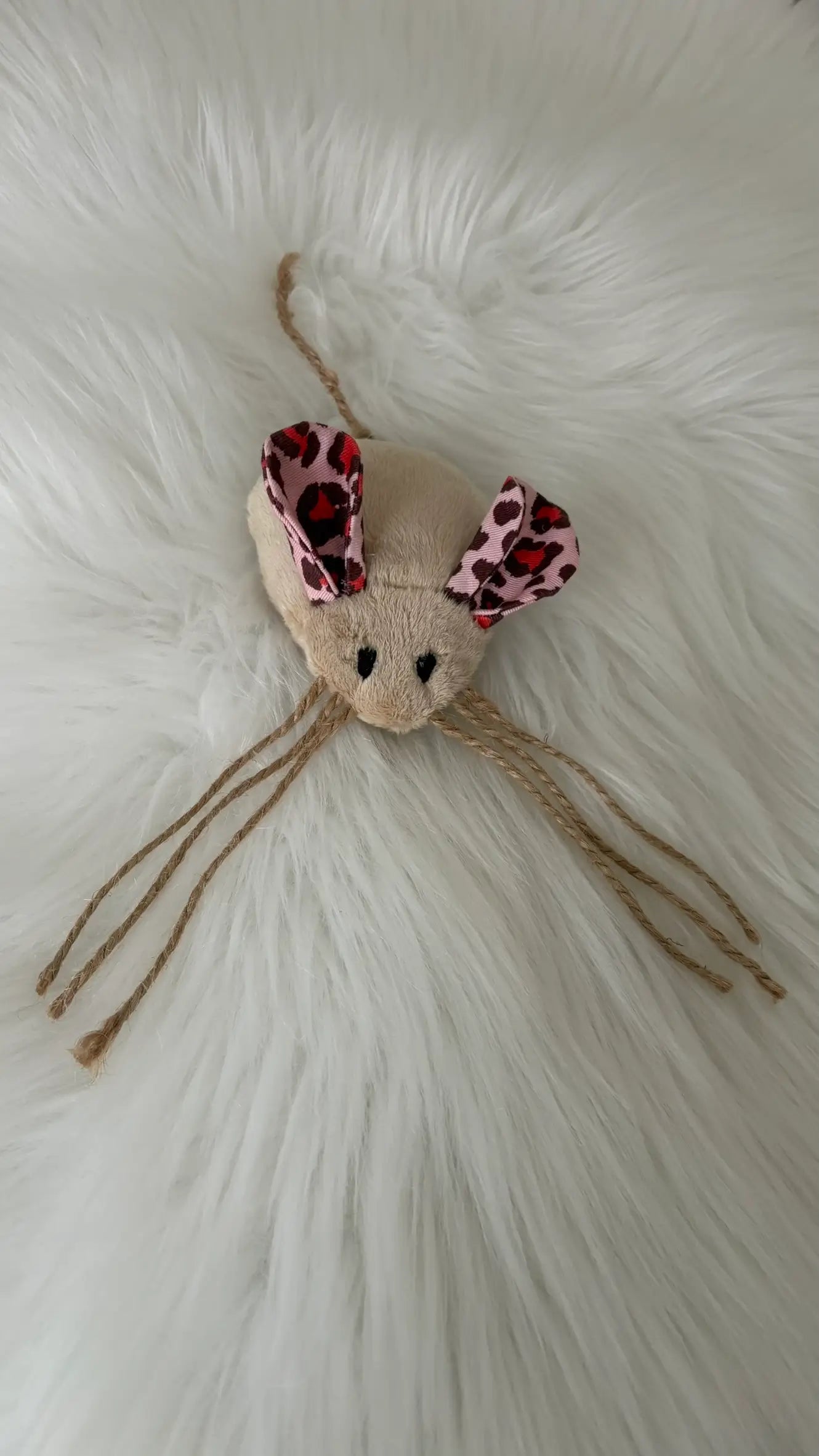 Lily la souris jouet pour chat avec ou sans herbes à chat avec corde et grelot  beige avec des oreilles léopard roses et rouges