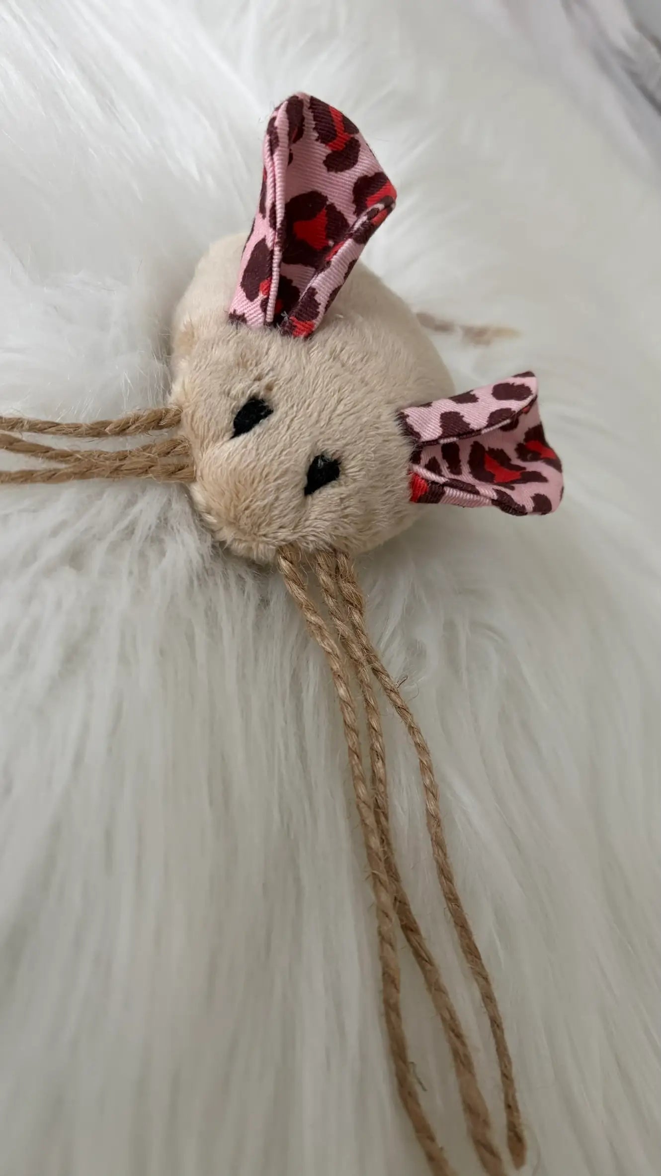 Lily la souris jouet pour chat avec ou sans herbes à chat beige avec des oreilles léopard roses et rouges