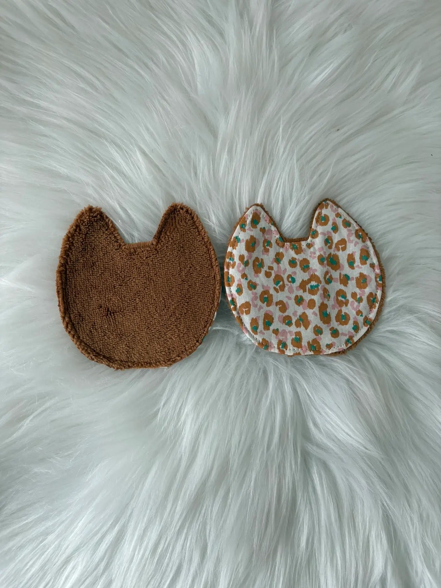 Lingette démaquillante en forme de chat en éponge de bambou, aux motifs léopards jaunes et marrons