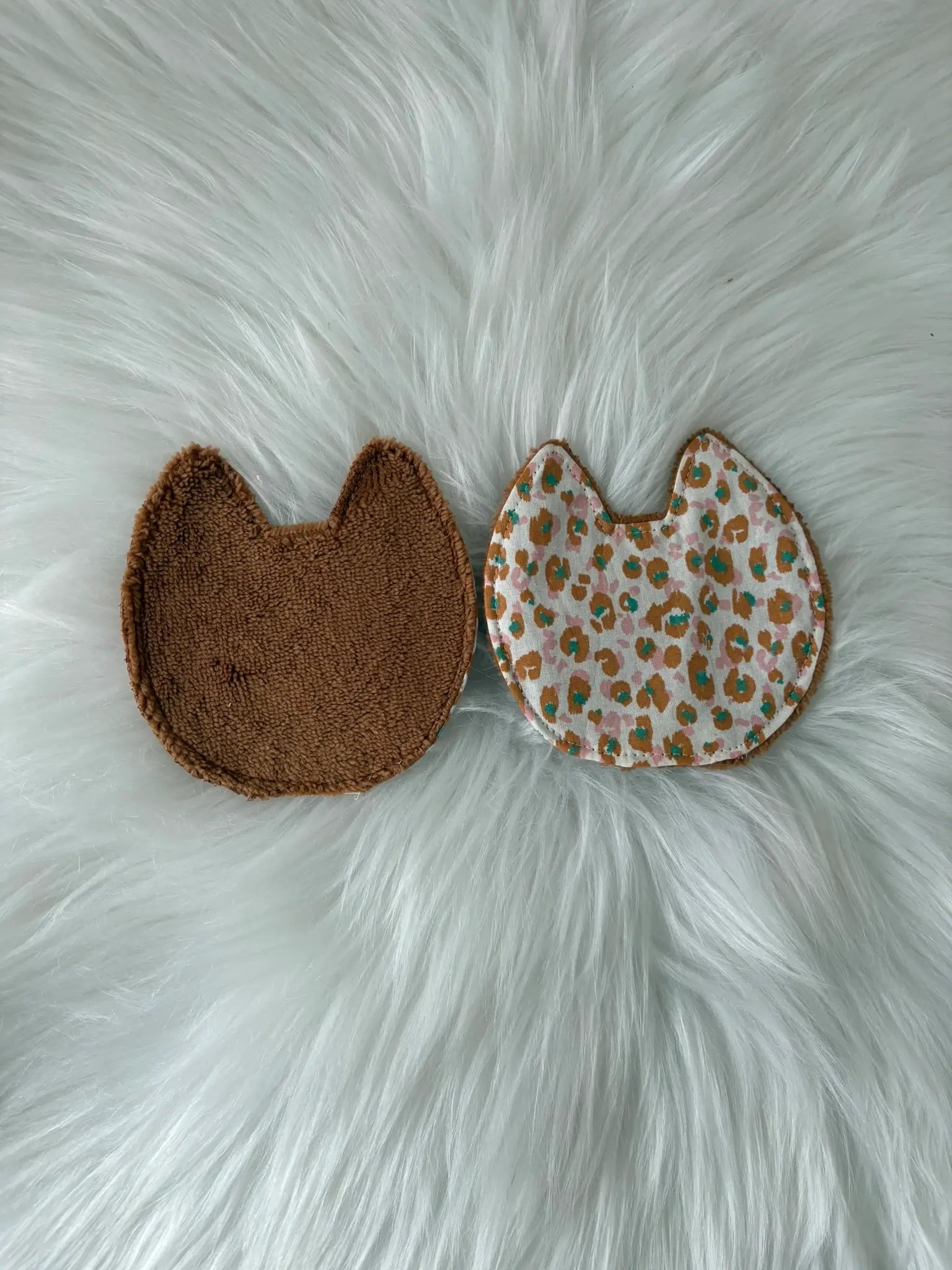 Lingette démaquillante en forme de chat en éponge de bambou, aux motifs léopards jaunes et marrons