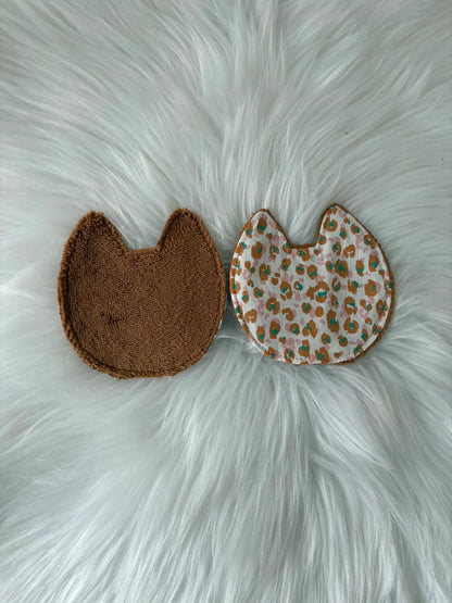 Lingette démaquillante en forme de chat en éponge de bambou, aux motifs léopards jaunes et marrons