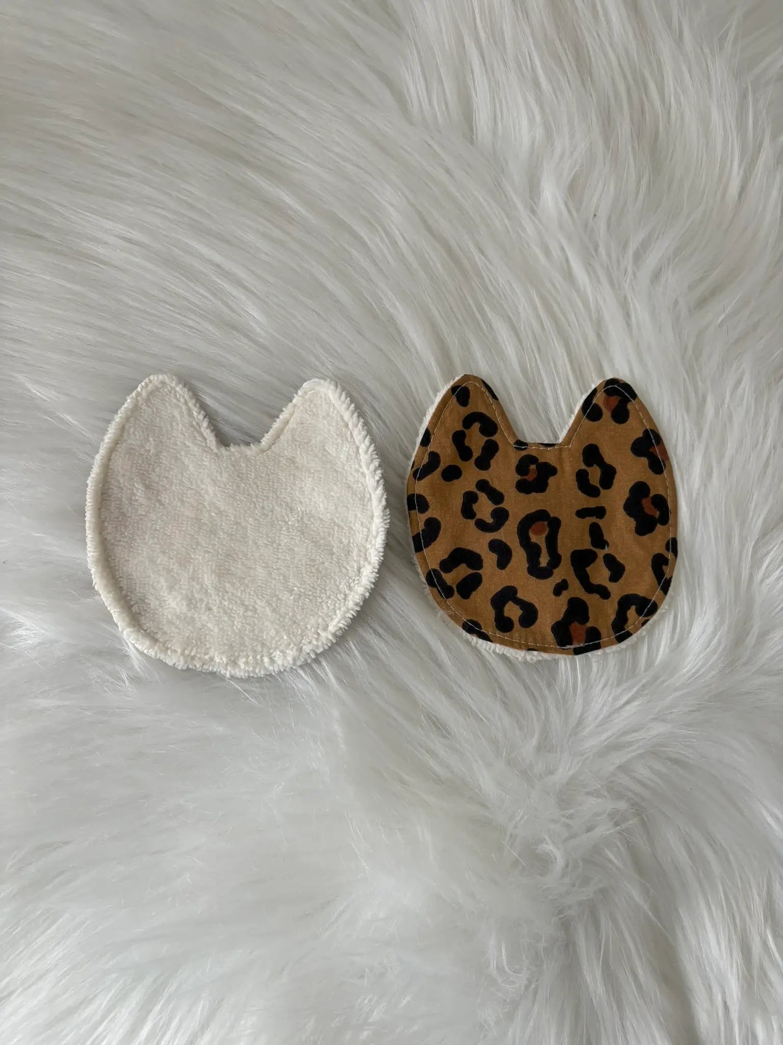 Lingette démaquillante en forme de chat en éponge de bambou, aux motifs léopards marrons