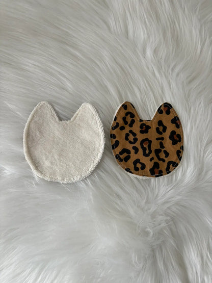 Lingette démaquillante en forme de chat en éponge de bambou, aux motifs léopards marrons