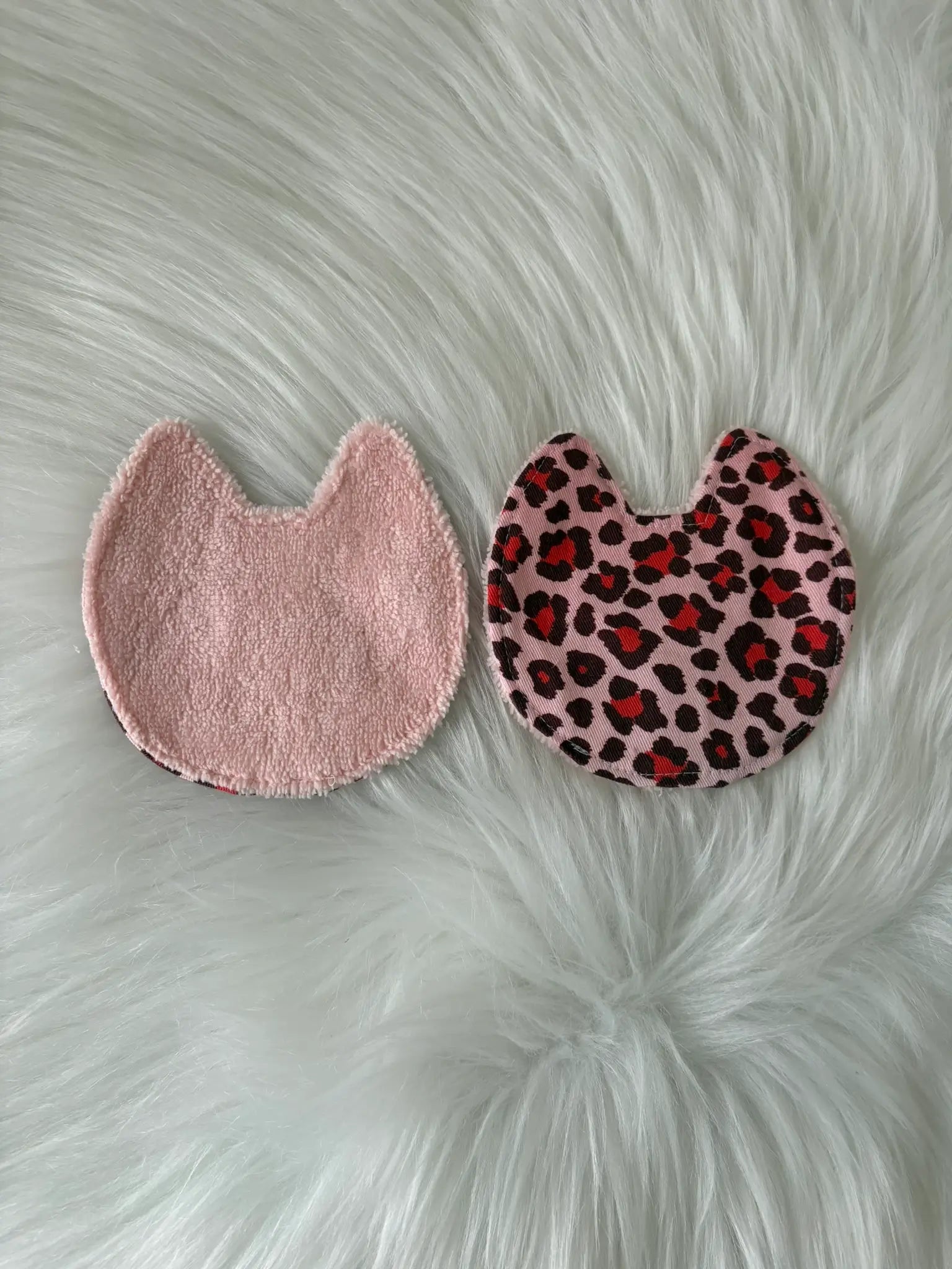 Lingette démaquillante en forme de chat en éponge de bambou, aux motifs léopards roses et rouges