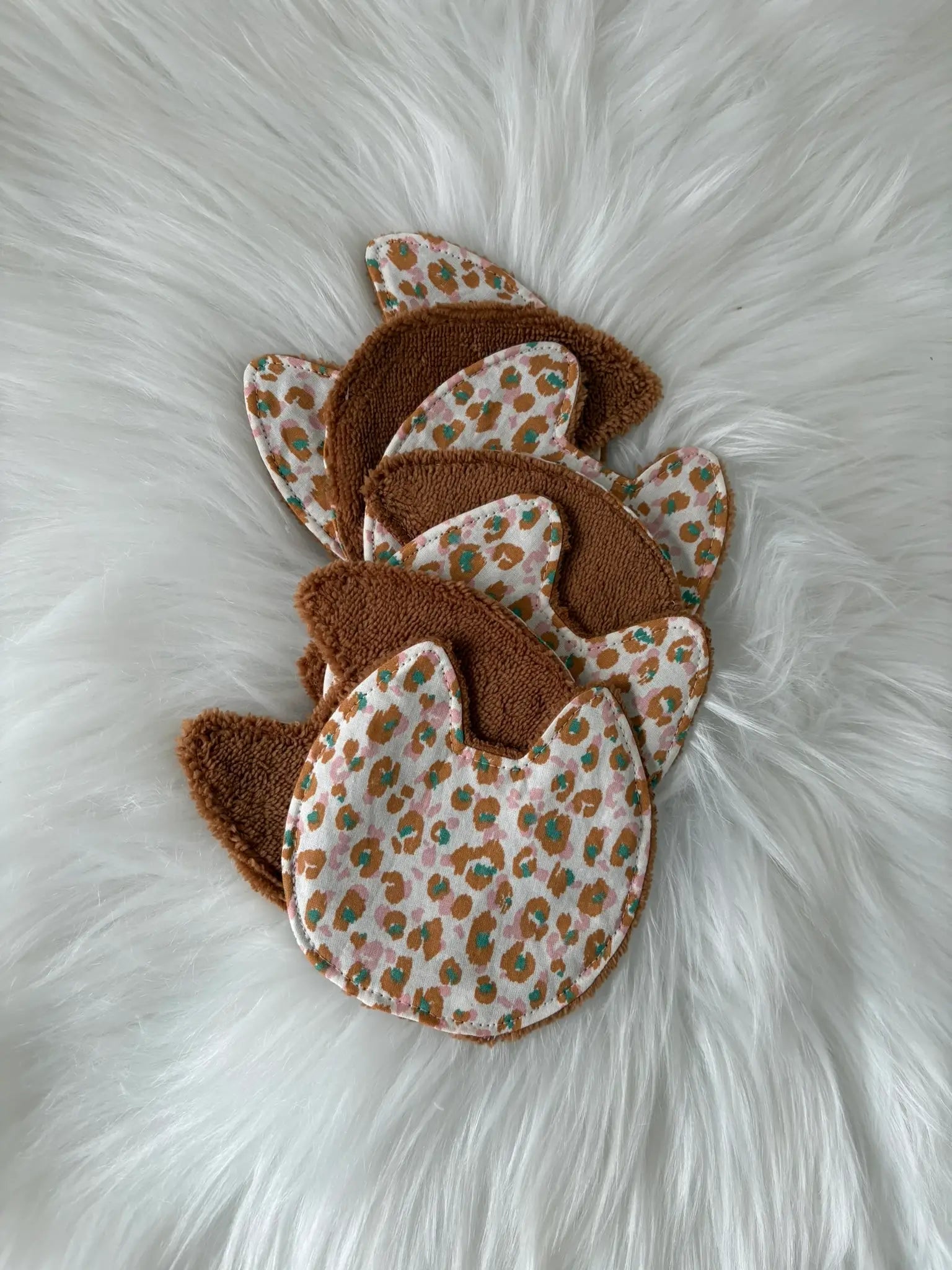 Lot de 7 lingettes démaquillantes en éponge de bambou, aux motifs léopards jaunes et marrons