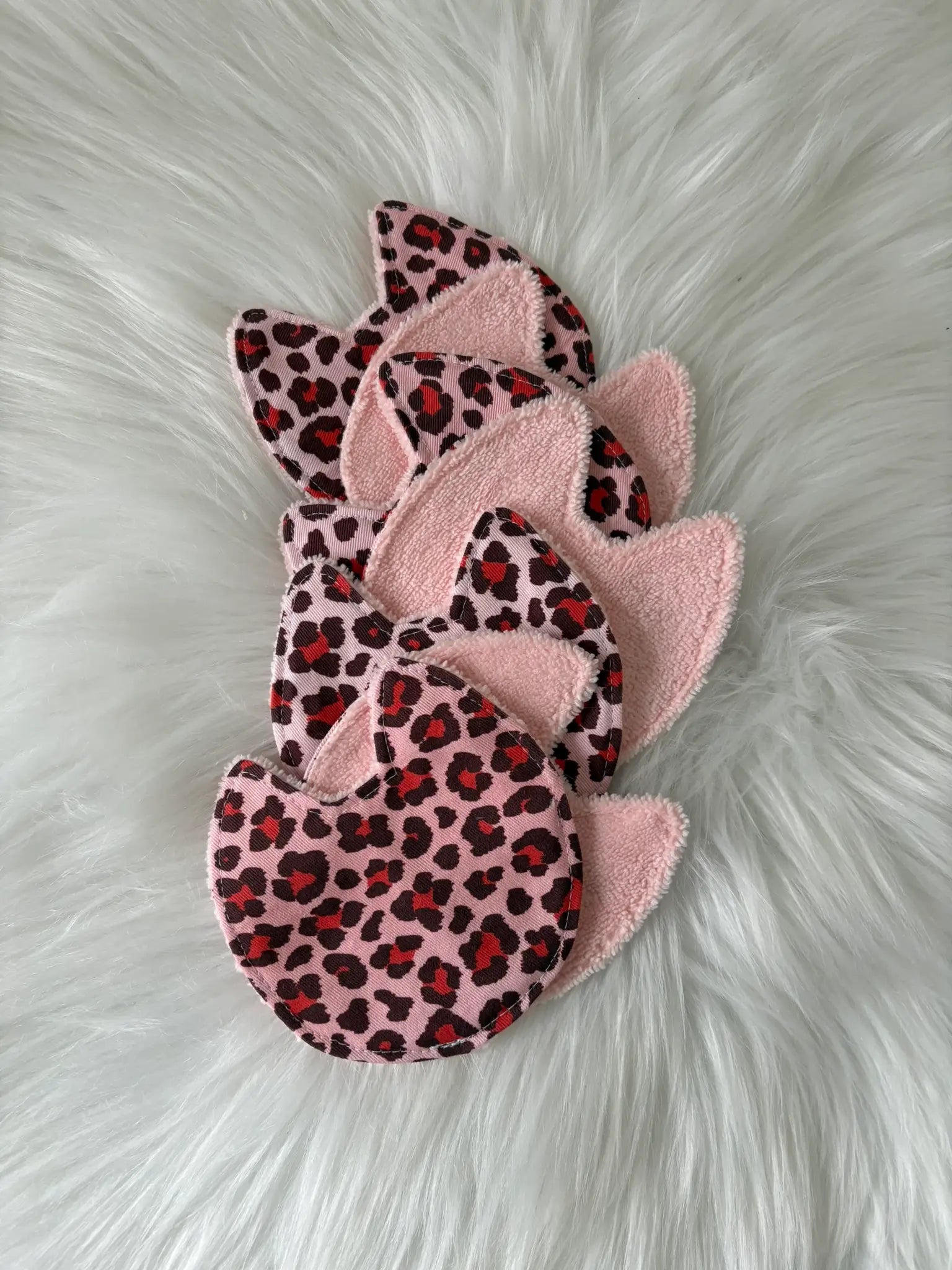 Lot de 7 lingettes démaquillantes en éponge de bambou, aux motifs léopards roses et rouges