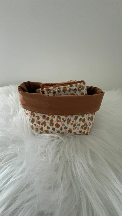 Panier artisanal motif léopard jaune et marron avec lingettes carrées assorties