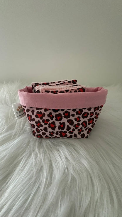 Panier artisanal motif léopard rose et rouge avec une doublure rose et ses lingettes carrées assorties