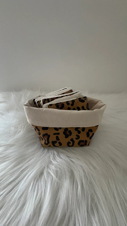 Panier artisanal motif léopard marron avec une doublure beige et ses lingettes carrées assorties