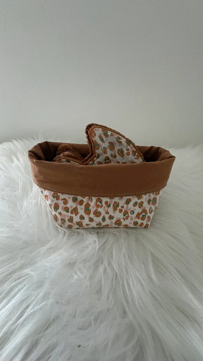 Panier artisanal motif léopard jaune et marron avec lingettes chat assorties