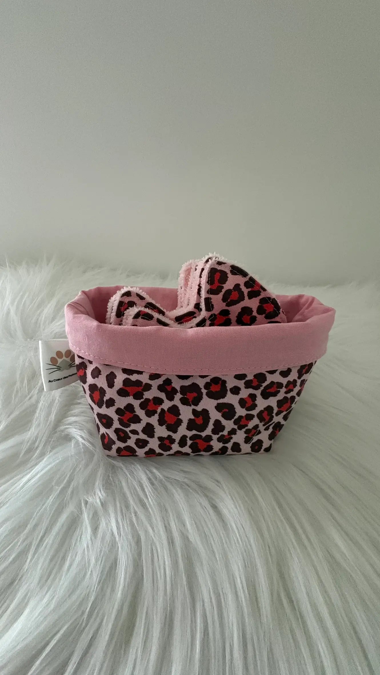 Panier artisanal motif léopard rose et rouge avec une doublure rose et ses lingettes chats assorties