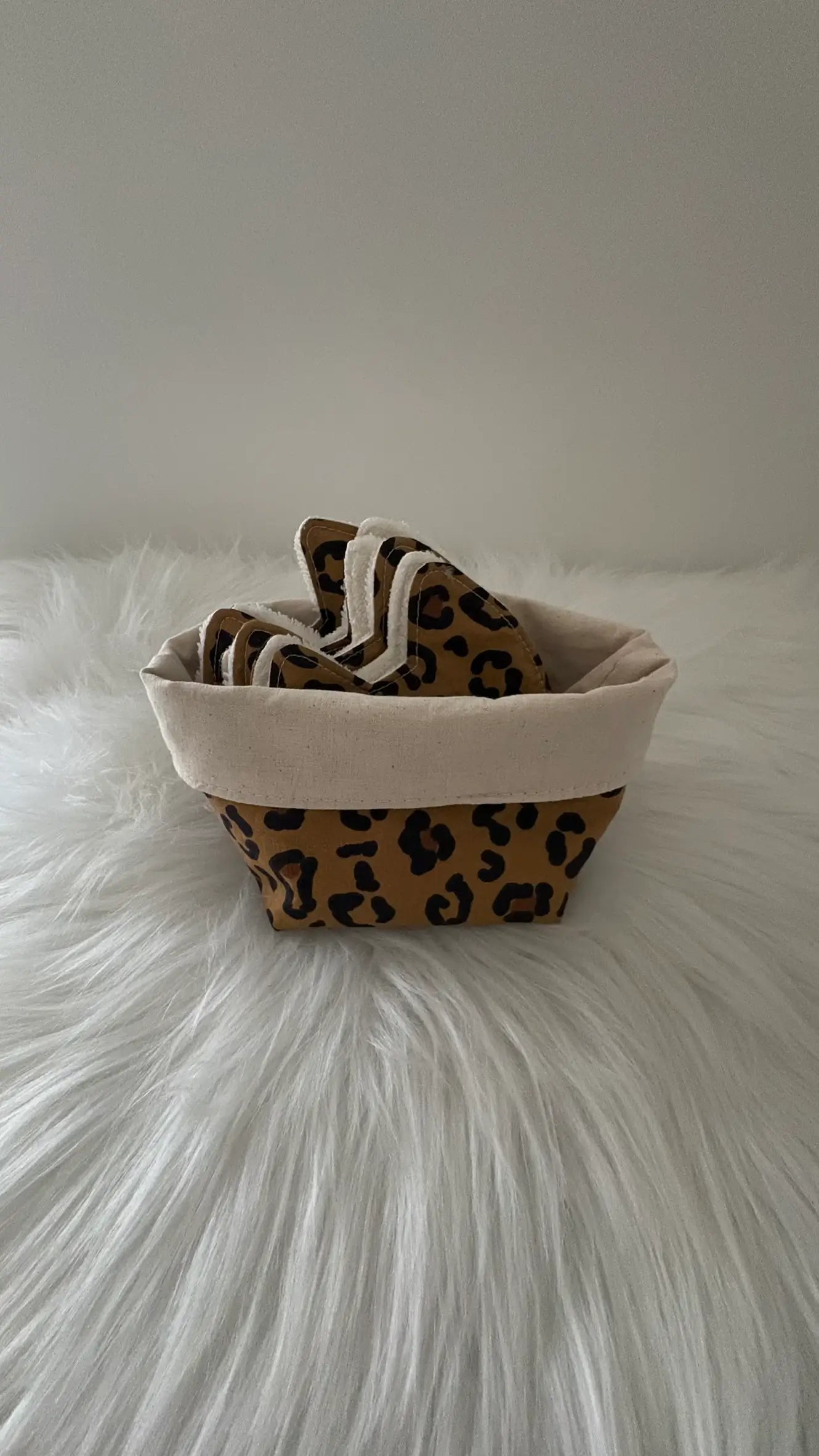 Panier artisanal motif léopard marron avec une doublure beige et ses lingettes chats assorties