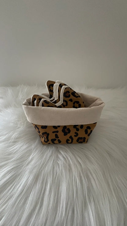 Panier artisanal motif léopard marron avec une doublure beige et ses lingettes chats assorties