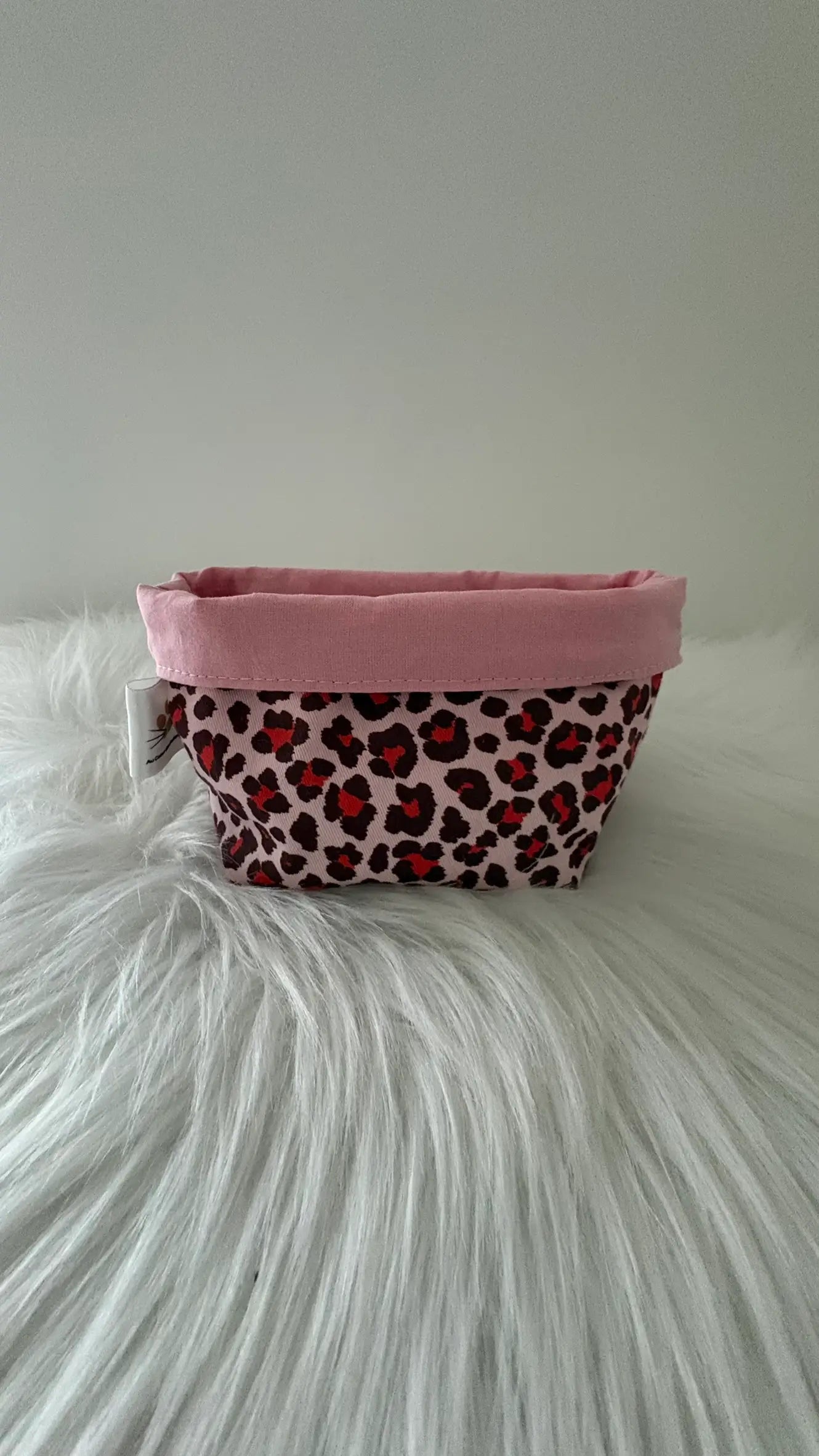 Panier artisanal motif léopard rose et rouge avec une doublure rose