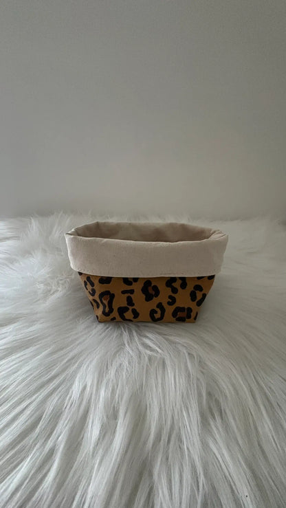 Panier artisanal motif léopard marron avec une doublure beige