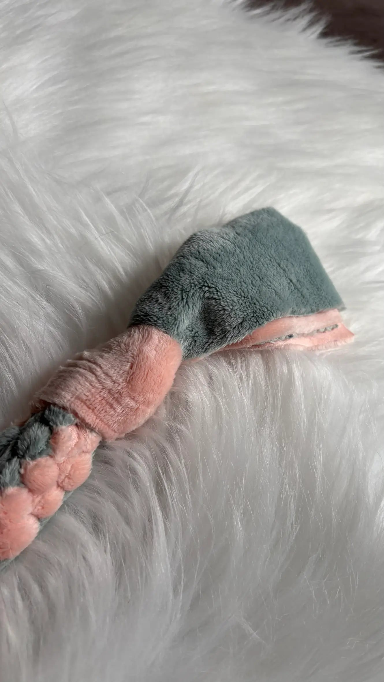 Petit scoubidou pour chien tressage blocs bleu et rose