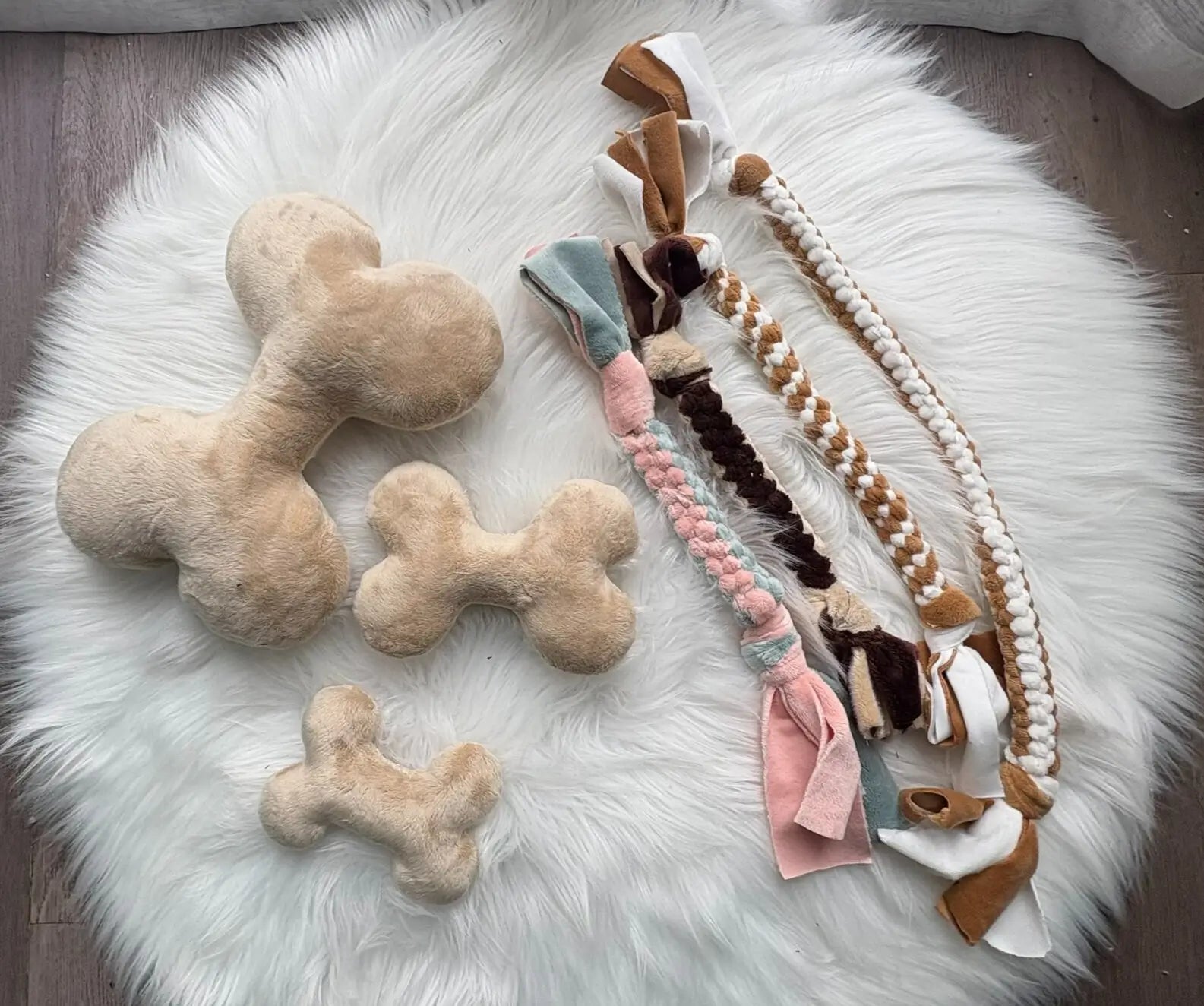 Collection proposée de jouets pour chiens fait main, os et scoubidous