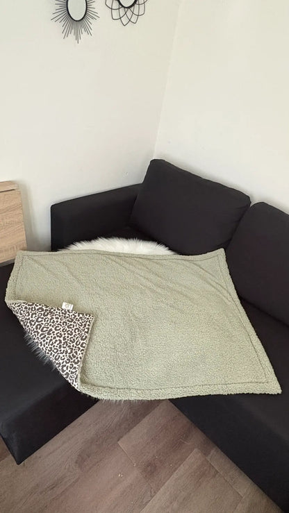 Plaid artisanal pour chien et chat motifs léopard et tissus vert uni