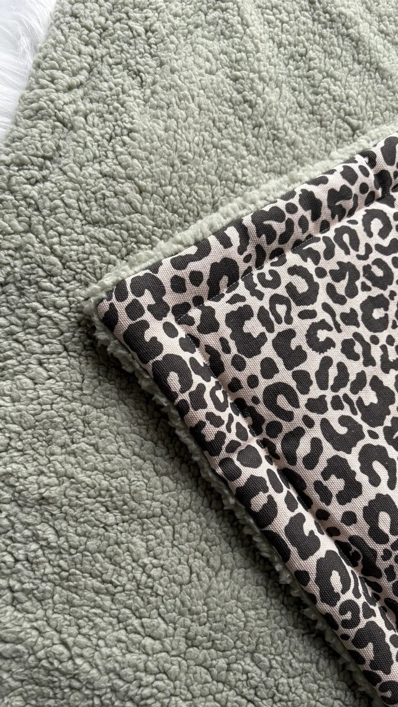 Plaid artisanal pour chien et chat motifs léopard et tissus vert uni en coton et sherpa